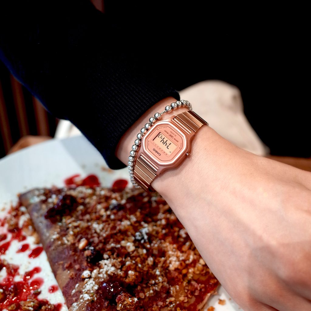 WW1014 Casio Vintage Digital Ladies Chain Watch LA-11WR-5ADF