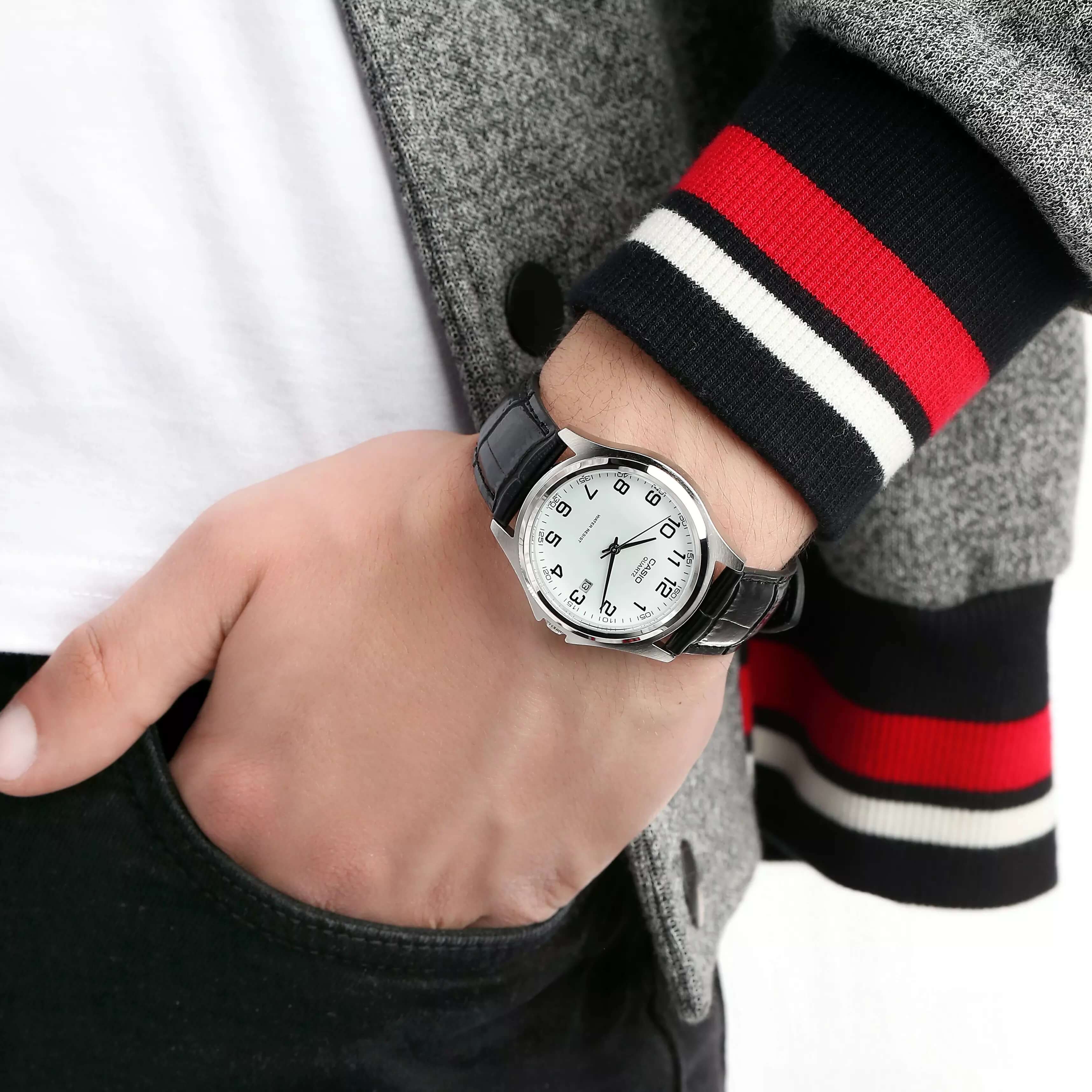 Casio Classic MTP-1183E-7B - Orologio Da Polso Uomo Al Quarzo, Design Elegante E Senza Tempo, Cinturino In Pelle, Quadro Bianco, Cassa Rotonda, Regalo Perfetto, Garanzia CASIO