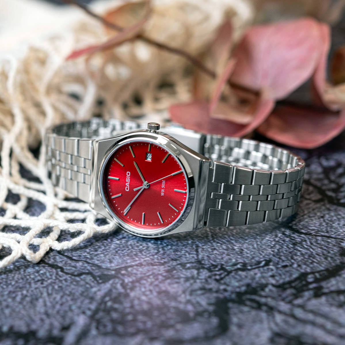 Orologio unisex Casio standard analogico in acciaio inossidabile con quadrante rosso al quarzo MTP-B145D-4A2V Orologio unisex Casio standard analogico in acciaio inossidabile con quadrante rosso al quarzo MTP-B145D-4A2V