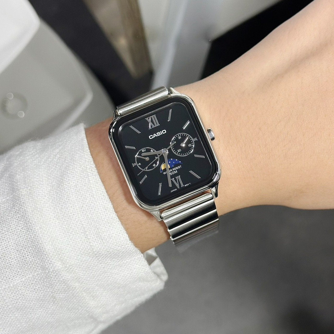 WW2881 Casio Standard Moon Phase Day Date Chain Watch MTP-M305D-1A2VDF